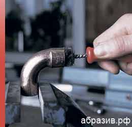 зачистка медной трубы фитинговой щеткой